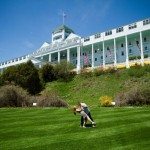 grand hotel mackinac island engagement session picture