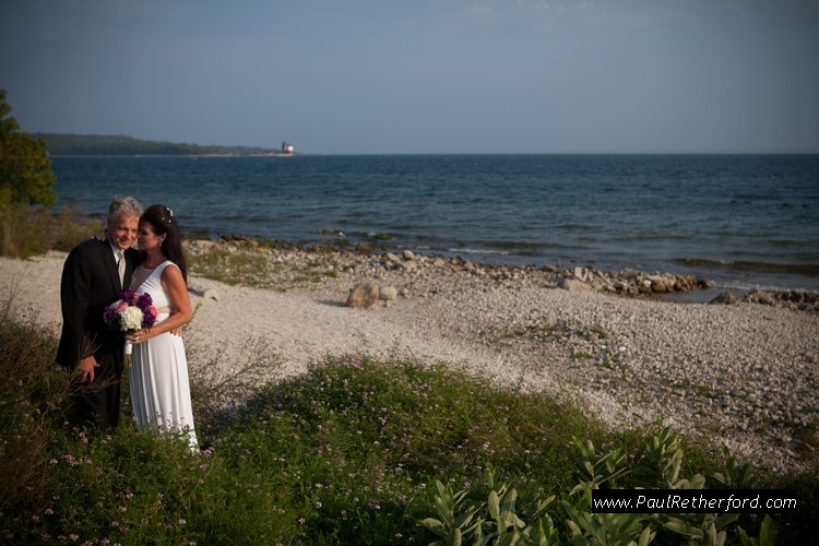 Photo mackinac island bride groom beach