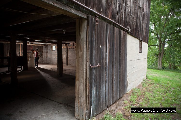photo barn bride groom wedding michigan