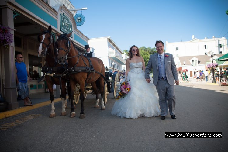 photo wedding carriage mackinac island