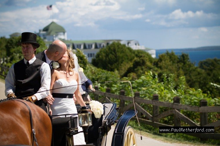 photo bride groom wedding carriage mackinac island