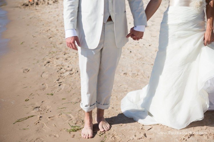 photo beach wedding bride groom hands