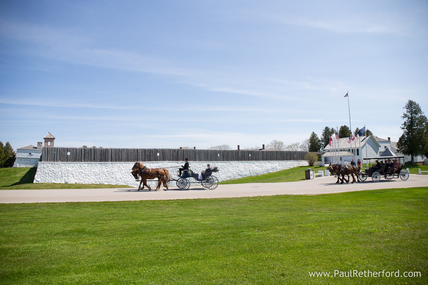 wedding photo gough carriage fort mackinac