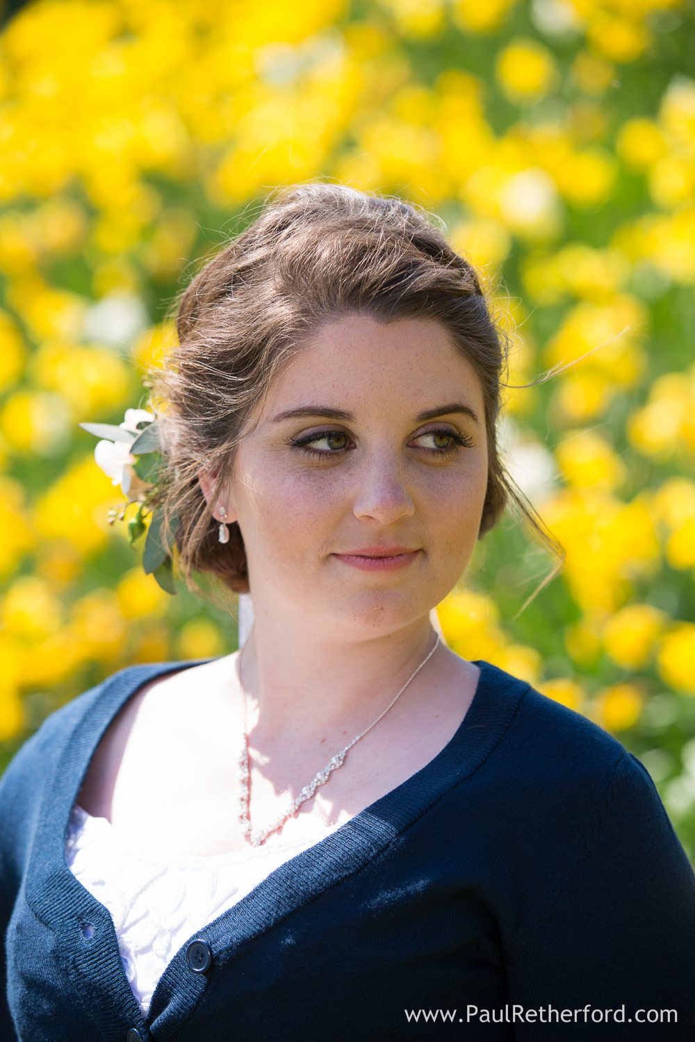bride photo with daffodils