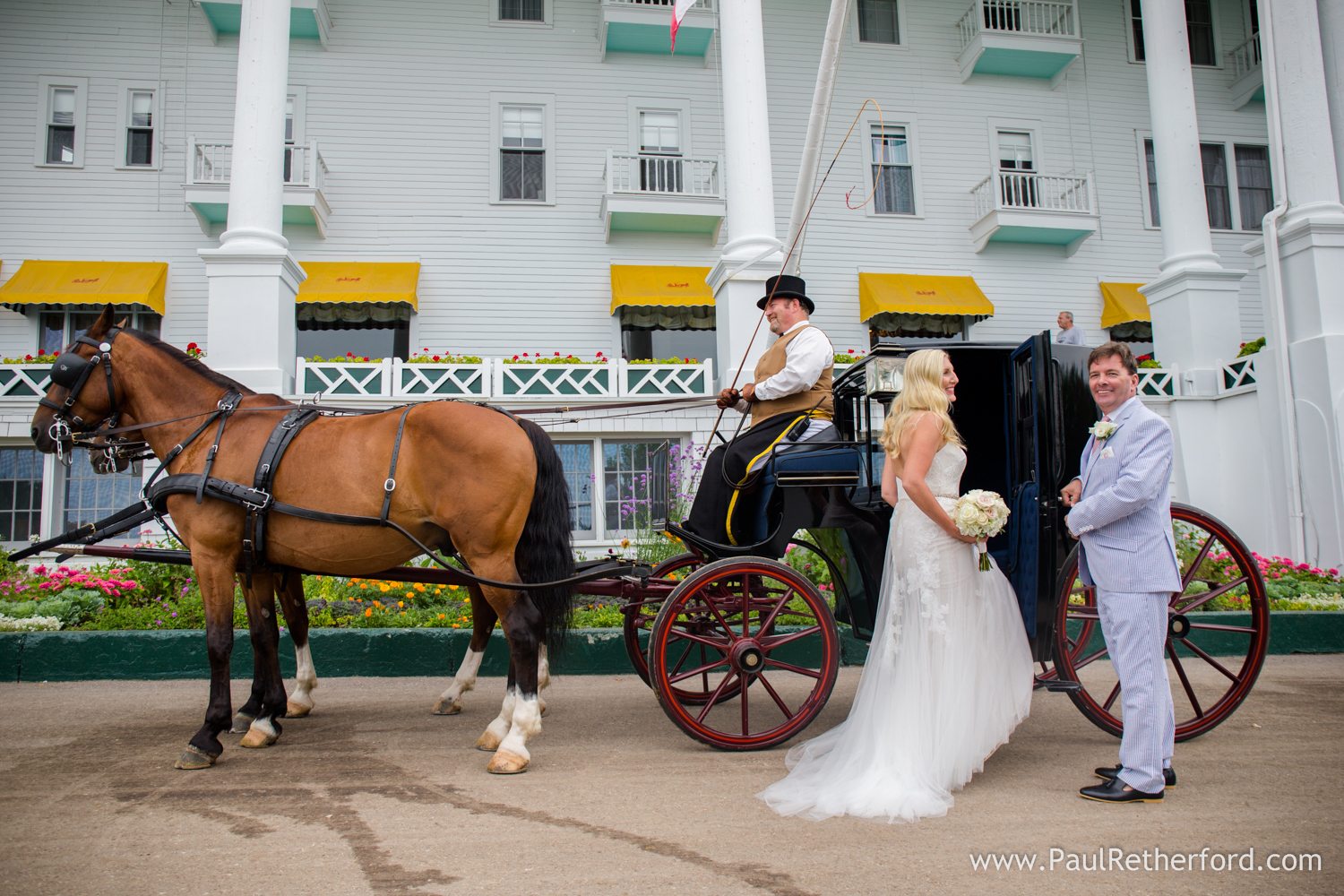 wedding photo grand hotel horse carriage