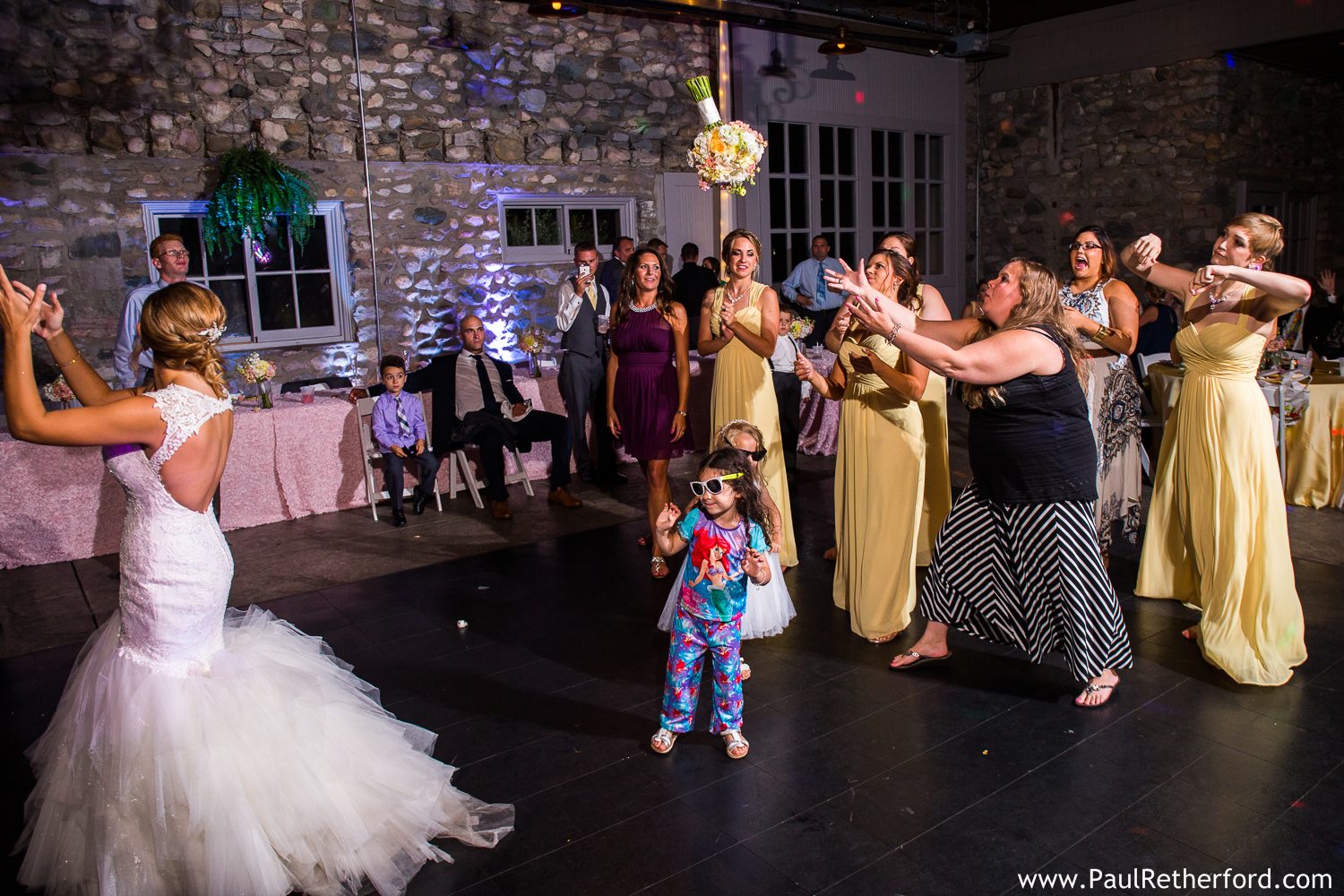 bouquet toss castle farms photo