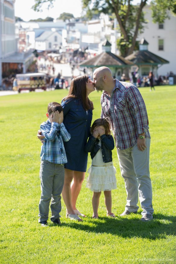 kiss fun family photo northern michigan