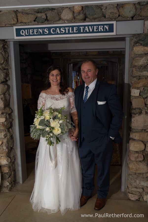 queen's tavern wedding photo