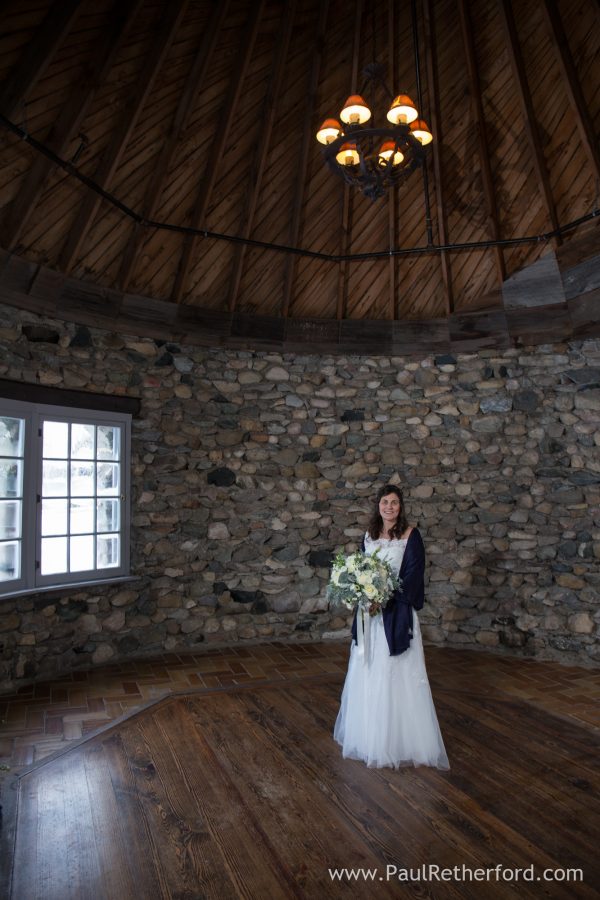 queen's tavern winter wedding photo