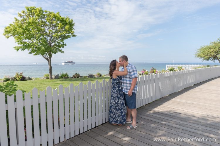 kiss mackinac island couple photo